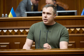 Контракти для 60+ та пільги для виробників дронів на оптоволокні: парламент підтримав ініціативи Романа Костенка